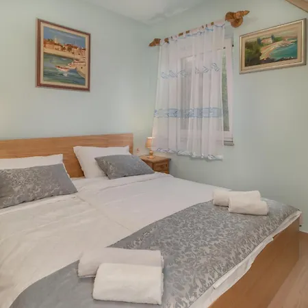 Semesterbostad Cozy In With Jacuzzi