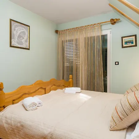 Holiday home Cozy In With Jacuzzi Lokve